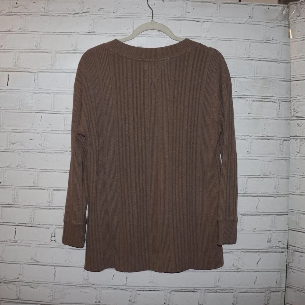 🤎✨ Andrew Marc Men’s Light Brown V‑Neck Knitted Sweater · Size Small · classic